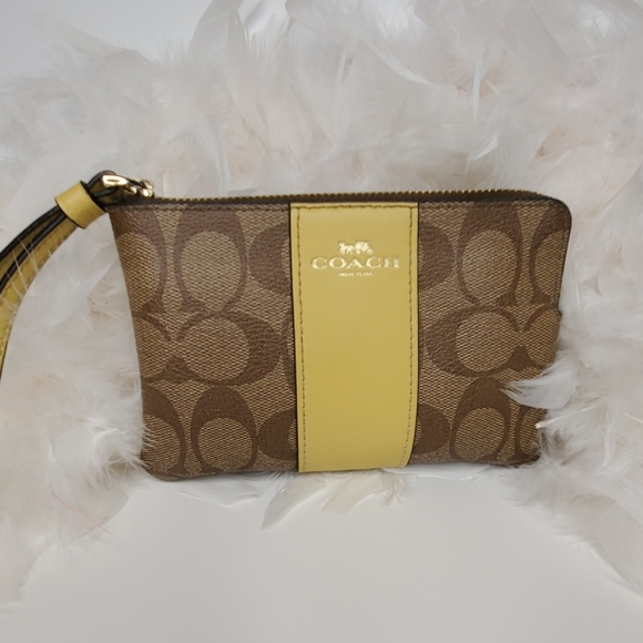 Coach Signature F58035 corner zip wristlet - Picture 4 of 8